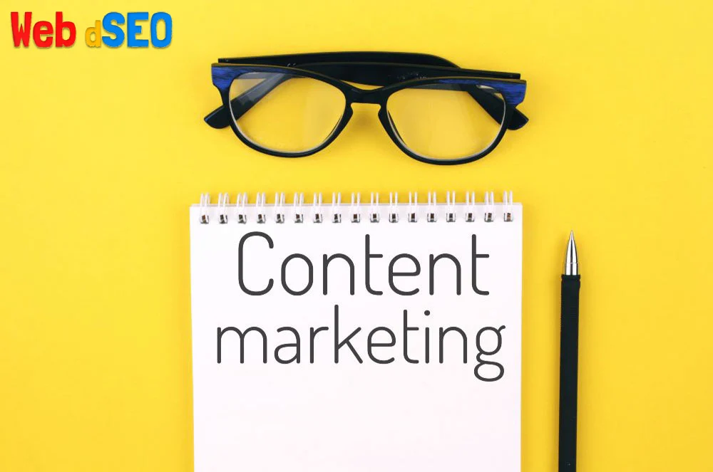 Gafas, lápiz, cuaderno para hacer marketing de contenido | Web dSEO